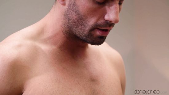 Русская девчонка в красном белье ублажает иностранного любовника