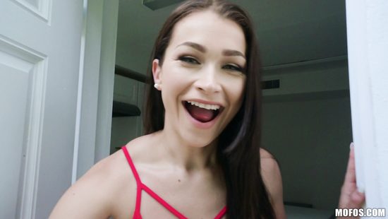 Приветливая брюнетка сразу показала парню титьки и повела трахаться