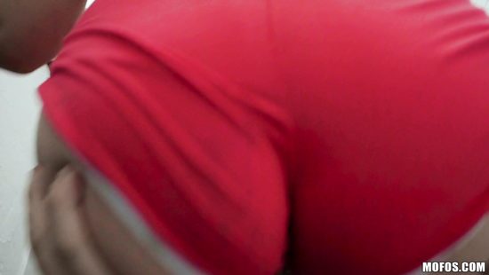 Приветливая брюнетка сразу показала парню титьки и повела трахаться