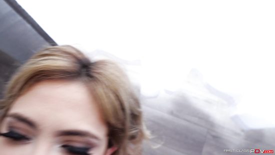 Шлюшка смазала попку смазкой, но в жопу так и не дала