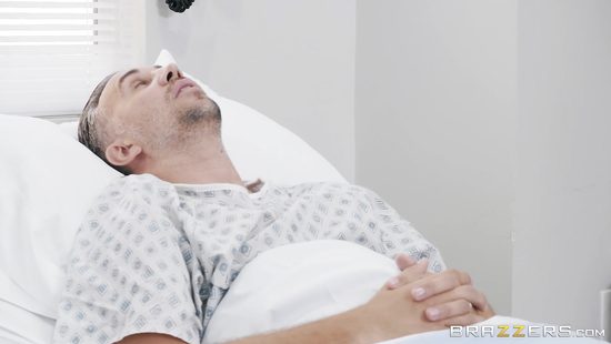 Медсестра выгнала из палаты жену и дала больному любовнику