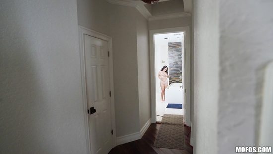 Усатый мужик подловил сочную подружку в ванной и засадил ей раком