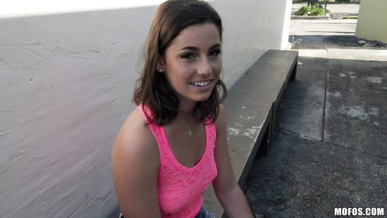 Конопатая студентка за пригоршню долларов отдалась пикаперу на помойке