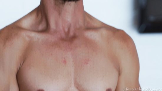 Свёкр красиво отжарил на диване грудастую жену своего сына