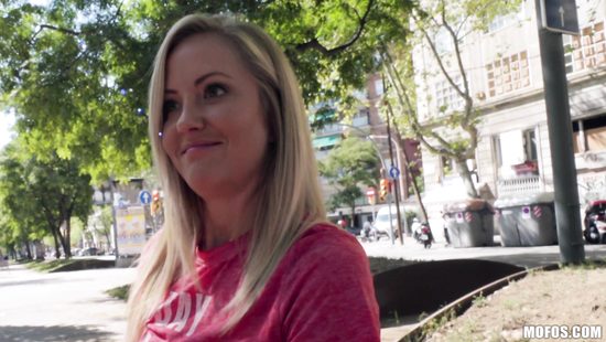 Заинтересовал блондинку пачкой евро и развёл на секс на улице