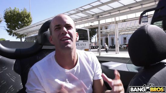 Снял на вокзале красивую брюнетку и прочистил ей задницу на улице