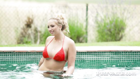 Поимел в ванной зрелую немку с большими сиськами и кончил в рот