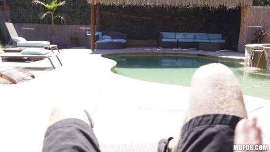 Не дала другу позагорать у бассейна и сразу потащила его в спальню