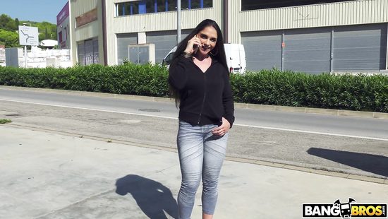 Поссорилась с другом и сразу отправилась искать сексуальные приключения