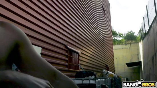 Поссорилась с другом и сразу отправилась искать сексуальные приключения