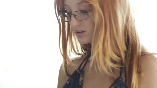 Украинка начиталась эротики и показала вам свои выбритые дырки