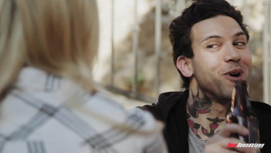 Познакомилась в баре с татуированным парнем и позже оценила его член