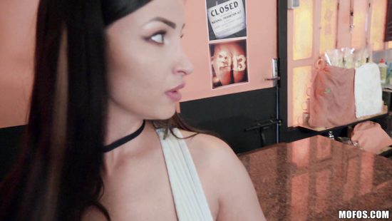 Барменша за деньги показала упругие титьки и дала пикаперу в пустом баре