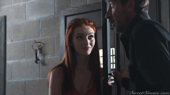 Рыженькая красотка жарко трахается с престарелым господином в подвале