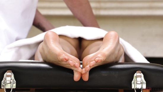 Пошлый массажист оттрахал сексуальную худышку на кушетке и кончил на ножки