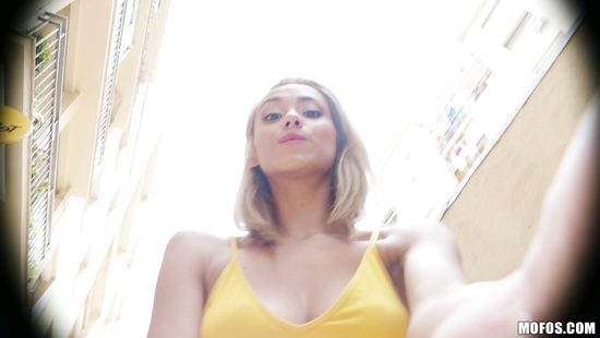 Довёл на улице до сквирта случайную партнершу и обкончал ей всё лицо