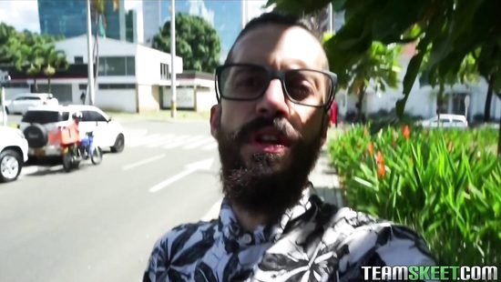 Худенькая латинка в сапожках трахается в кровати с озабоченным парнем