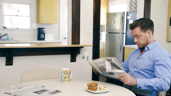 Вместо завтрака трахнул обалденную супругу на кухне и кончил ей на грудь