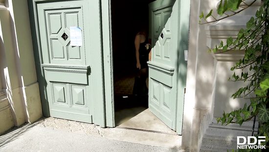 Пошлый фетишист вылизывает изящные ножки стройной девки перед сексом