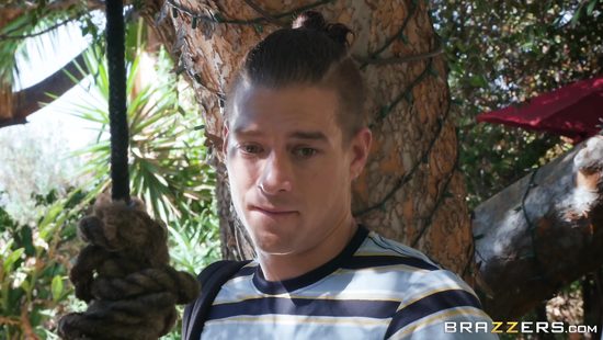 Мачеха привела падчерицу к студенту и заставила сексом просить прощение