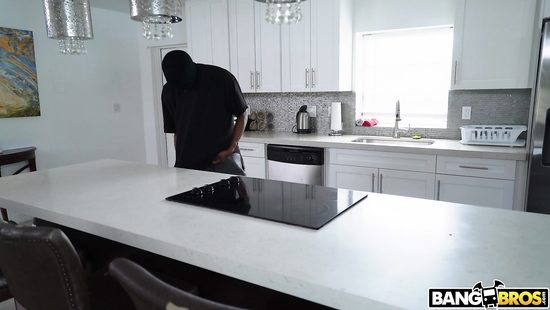 Взломщик в маске огромным чёрным членом трахнул миниатюрную хозяйку