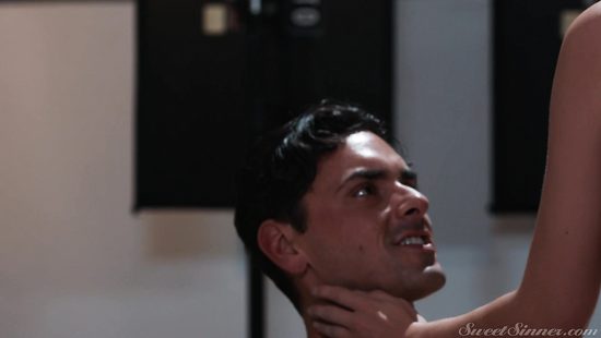 Фотограф в студии ловко приболтал на секс красивую посетительницу