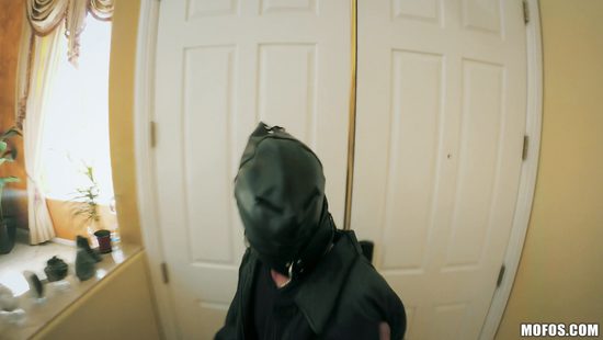 Тридцатилетняя красотка страстно скачет на большом члене пошлого фетишиста