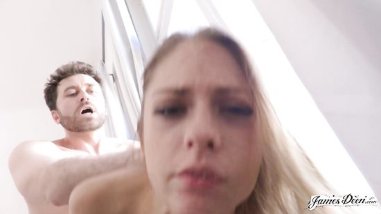 Сексапильная худышка натягивает мелкую киску на большой член любовника