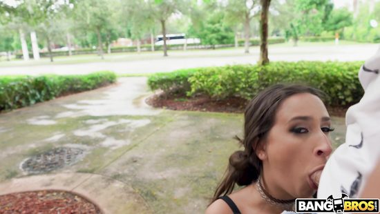 Похотливый парень пердолит раскованную красотку в публичных местах