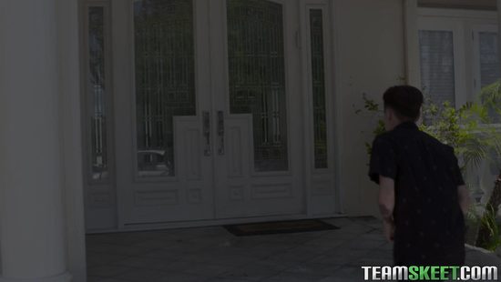 Увидела сестру с членом друга во рту и сама предложила групповуху