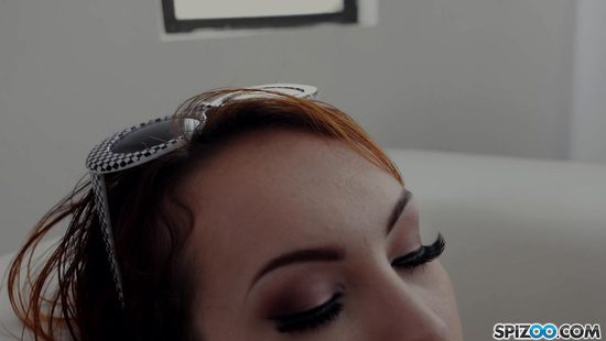 Рыжая тёлка балдеет от вибратора и большого члена очкастого бойфренда