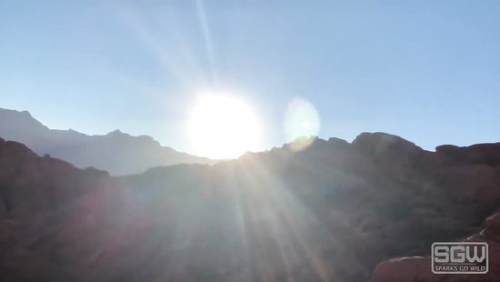 На закате в горах парнишка трахнул грудастую подружку раком