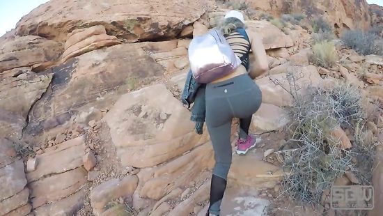 На закате в горах парнишка трахнул грудастую подружку раком