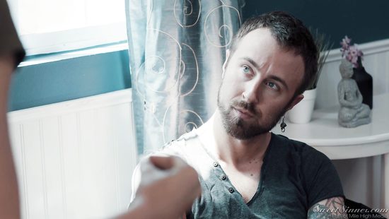 Куколд муж спокойно смотрит как чужой мужик чпокает его красотку жену