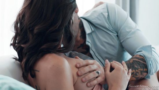 Куколд муж спокойно смотрит как чужой мужик чпокает его красотку жену