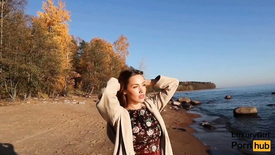 На берегу озера рыженькая красотка отсасывает милому торчащий болт