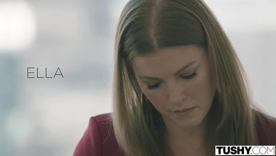 Покорная секретарша с радостью принимает наказание от русского босса