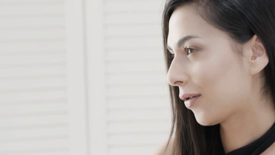 В пустом кабинете седой чувак дрюкнул симпатичную брюнетку на столе