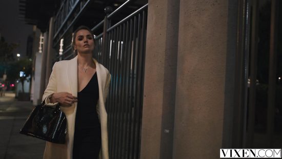 Группа сексапильных девушек устроила оргию с несколькими мужиками на столе