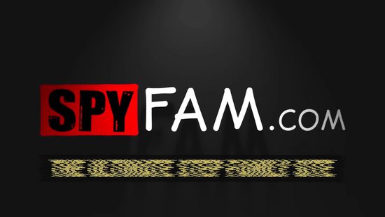 Очкарик подсмотрел в ванной за дрочащей девчонкой и вывалил здоровый член