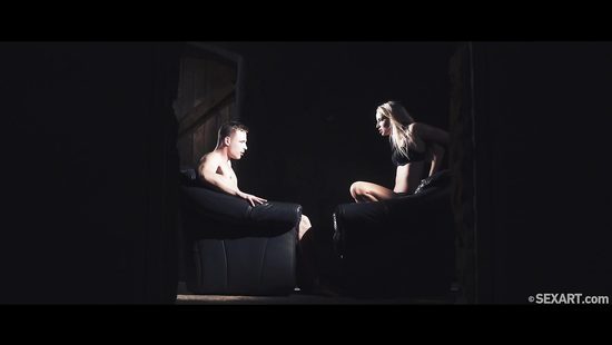 Худенькая блондиночка чувственно трахается с пошлым парнем в темноте