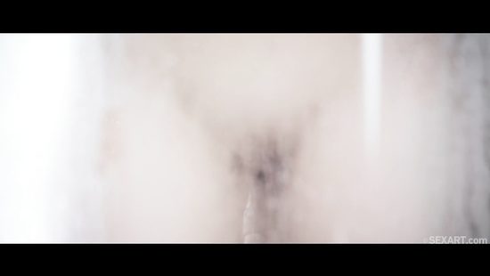 Рыжеволосая худышка чувственно трахается с похотливым парнем в душевой