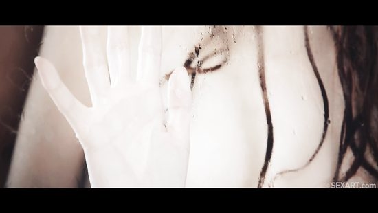 Рыжеволосая худышка чувственно трахается с похотливым парнем в душевой