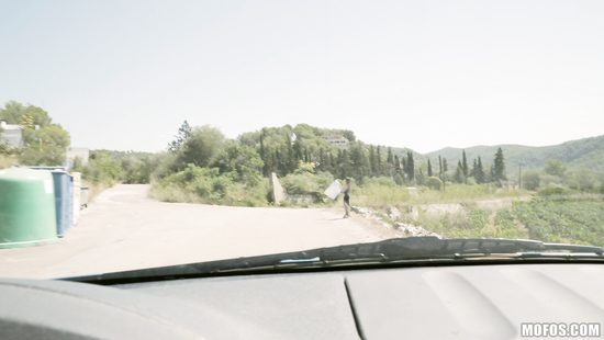 В чужой стране красотка с помощью своего тела расплачивается за проезд