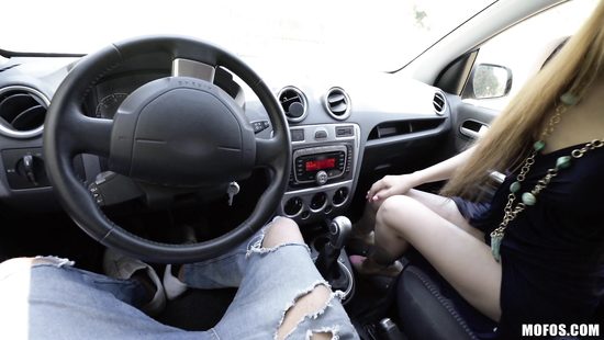 В чужой стране красотка с помощью своего тела расплачивается за проезд