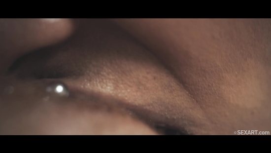 Негритянка и белая красотка доводят друг дружку до оргазмов кунилингусом