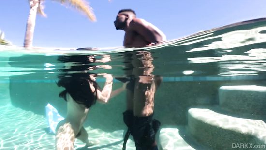 Страховой агент страхует попку азиатки здоровым чёрным членом