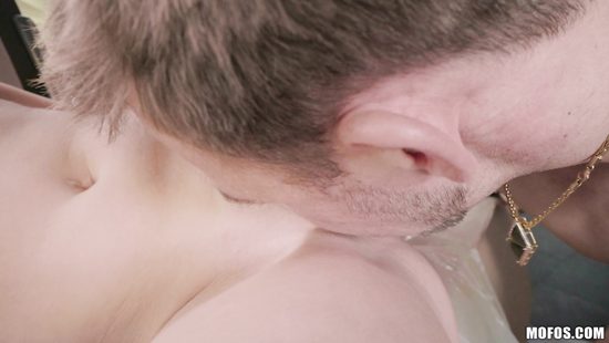 Женатый мужик твёрдым членом успокоил испуганную молодую соседку