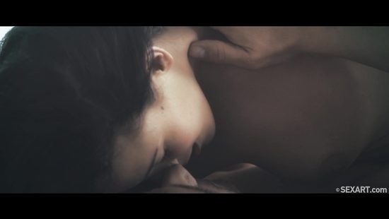 Красивый утренний секс в спальне стройной брюнетки с бойфрендом