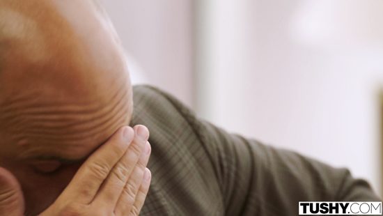 Французский ловелас кривым хуем долбит в анал американскую студентку